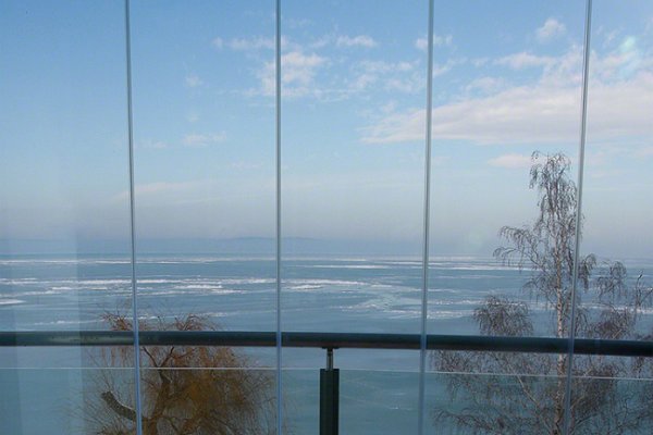 Terrasse mit winterlichem Panorama